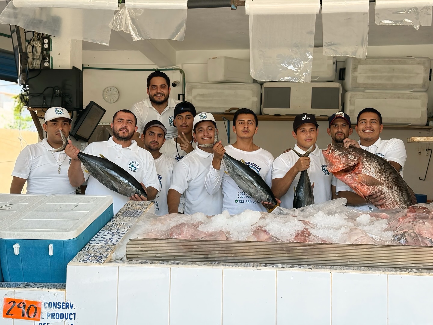 Equipo mostrando pescado fresco
